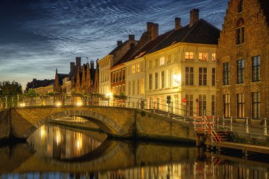 Noctilucent bulutlar (gece parlayan bulutlar) şehir Bruges (Brugge) alacakaranlıkta Belçika'nın eski şehir, Avrupa