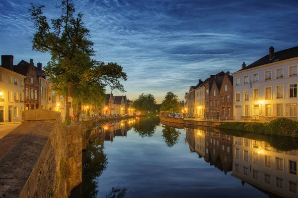 Noctilucent bulutlar (gece parlayan bulutlar) şehir Bruges (Brugge) alacakaranlıkta Belçika'nın eski şehir, Avrupa — Stok fotoğraf