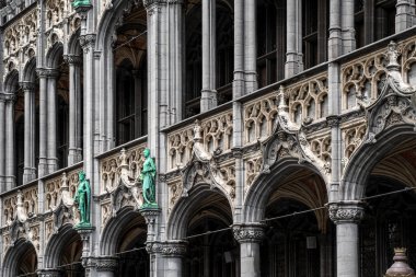 Brüksel' in eski şehir kenti belediye binası yakınındaki merkez meydandaki mimari dış detaylar, Belçika