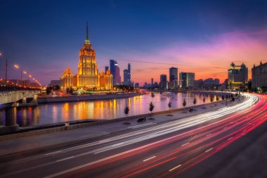 Moskova, Rusya gün batımında. Cityscape manzaralı ışıklı Hotel Ukraina, Yedi Sisters Stalinist tarzı gökdelenler biri