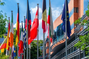 Brüksel, Belçika - 22 Haziran 2019: Avrupa Birliği komisyonu parlamento binasının yakınında Avrupa Birliği bayrakları