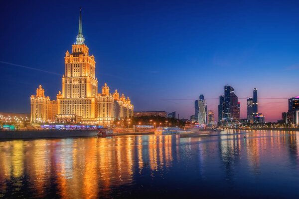 Москва, Россия на закате. Вид на подсвеченный отель Felina, один из небоскребов в сталинском стиле The Seven Sisters
