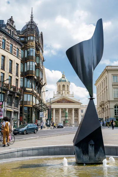Brüssel, Belgien - 22. Juni 2019: das alte englische Kaufhaus und wirbelnde Ohrendenkmal in Brüssel bei sonnigem Wetter — Stockfoto