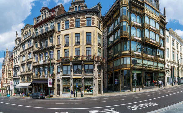 Brüssel, Belgien - 22. Juni 2019: Blick auf das alte englische Kaufhaus in Brüssel bei sonnigem Wetter — Stockfoto