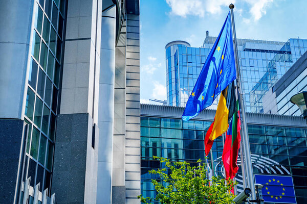 Брюссель, Бельгия - 22 июня 2019 года: Флаги Европейского Союза возле здания Еврокомиссии
