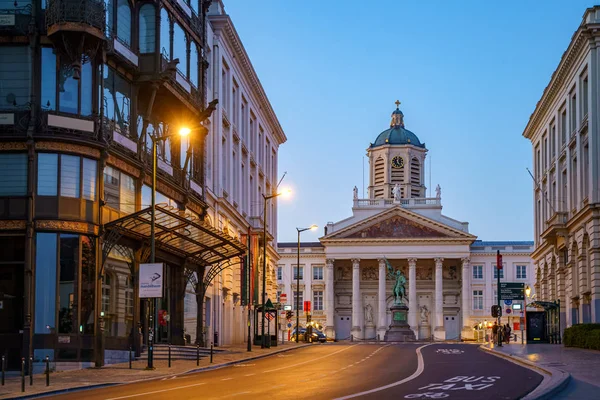 Brüssel, Belgien - 23. Juni 2019: das alte englische Kaufhaus und Place Royale in Brüssel am Morgen — Stockfoto