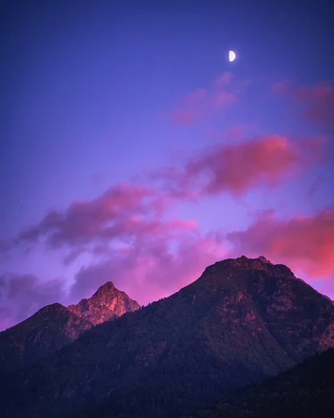 Naturaleza montañas paisaje al atardecer. Colores vibrantes en la noche — Foto de Stock