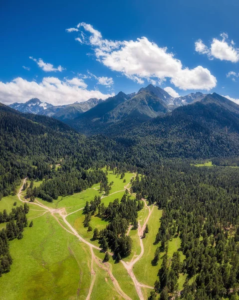 Naturaleza panorámica montañas paisaje en el día de verano. Vista aérea del dron desde arriba —  Fotos de Stock