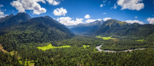 Naturaleza panorámica montañas paisaje en el día de verano. Vista aérea del dron desde arriba —  Fotos de Stock
