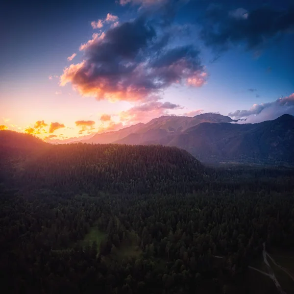 Gün batımında panoramik doğa dağları manzara. Yukarıdan havadan drone görünümü — Stok fotoğraf