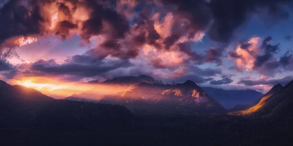 Paisagem de montanhas de natureza panorâmica. Céu dramático ao pôr-do-sol. Vista aérea do drone de cima — Fotografia de Stock