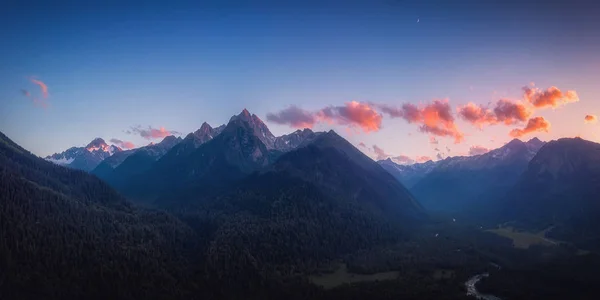 Panoramatické přírodní hory v zapadajícím slunci. Pohled vzdušných trubit shora — Stock fotografie