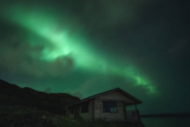 Kuzey Işıkları, Kola Yarımadası 'ndaki Aurora Borealis gece gökyüzü yeşile boyandı. Murmansk bölgesi, Rusya
