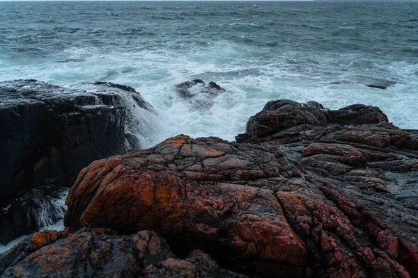 Штормові хвилі в Баренцовому морі, в Арктичному океані. Кольський півострів, регіон Мурманськ у Росії. — стокове фото