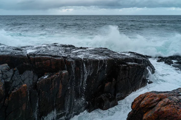 Viharos hullámok a Barents-tengeren, a Jeges-tengeren. Kola-félsziget, Murmanszk régió Oroszországban — Stock Fotó