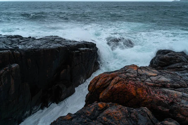 Stormachtige golven bij Barentszzee, Arctische Oceaan. Schiereiland Kola, regio Moermansk in Rusland — Stockfoto