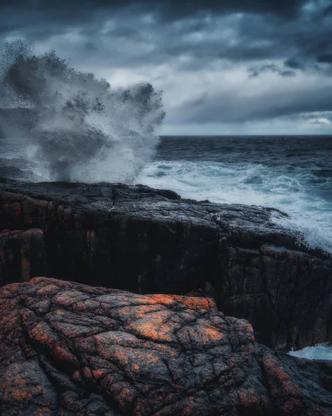 Ondes orageuses à la mer de Barents, océan Arctique. Péninsule de Kola, région de Mourmansk en Russie — Photo