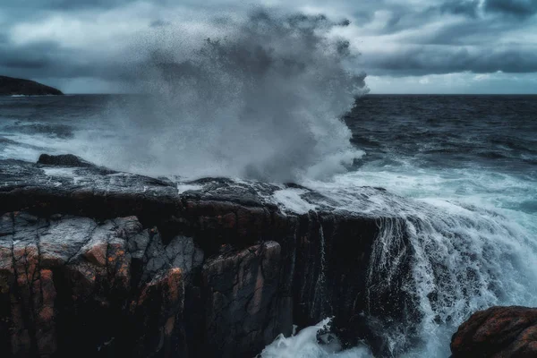 Barents Denizi 'nde fırtınalı dalgalar, Kuzey Buz Denizi. Kola Yarımadası, Rusya 'nın Murmansk bölgesi — Stok fotoğraf