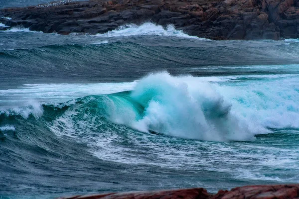 Stormachtige golven bij Barentszzee, Arctische Oceaan. Schiereiland Kola, regio Moermansk in Rusland — Stockfoto