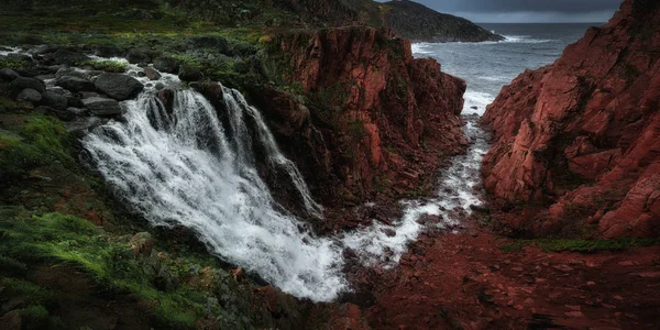 Tundra φύση πολύχρωμο τοπίο στη χερσόνησο Kola το φθινόπωρο. Καταρράκτης κοντά στο χωριό Teriberka στην περιοχή Murmansk στη Βόρεια Ρωσία — Φωτογραφία Αρχείου