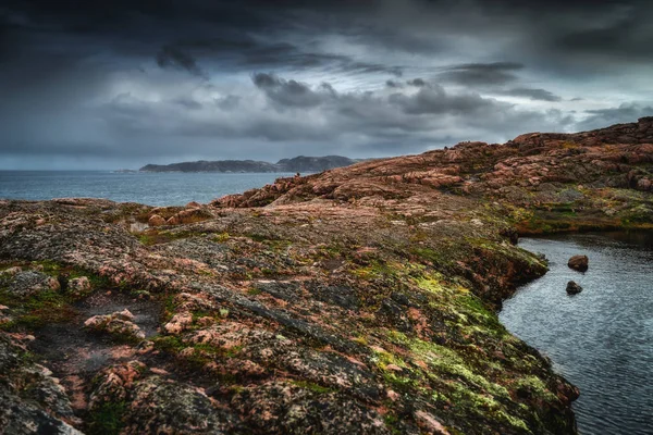 Tundra naturaleza colorido paisaje en la península de Kola en el otoño. Región de Murmansk en el norte de Rusia — Foto de Stock