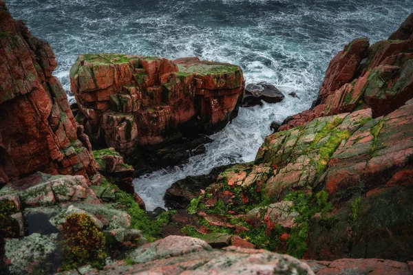 Bouřlivé vlny u Barentsova moře v Severním ledovém oceánu. Poloostrov Kola, Murmanská oblast v Rusku — Stock fotografie