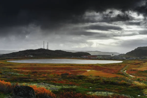 Tundra naturaleza colorido paisaje en la península de Kola en el otoño. Pueblo de Teriberka en la región de Murmansk en el norte de Rusia — Foto de Stock