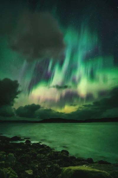 Északi fény, Aurora Borealis a Kola-félszigeten, éjszakai égbolt megvilágított zöld. Murmanszk régió, Oroszország — Stock Fotó
