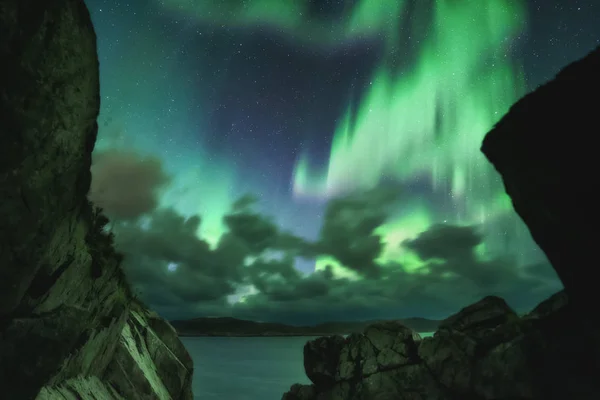 Zorza Polarna, Aurora Borealis na Półwyspie Kolskim na nocnym niebie oświetlona na zielono. Obwód Murmański, Rosja — Zdjęcie stockowe
