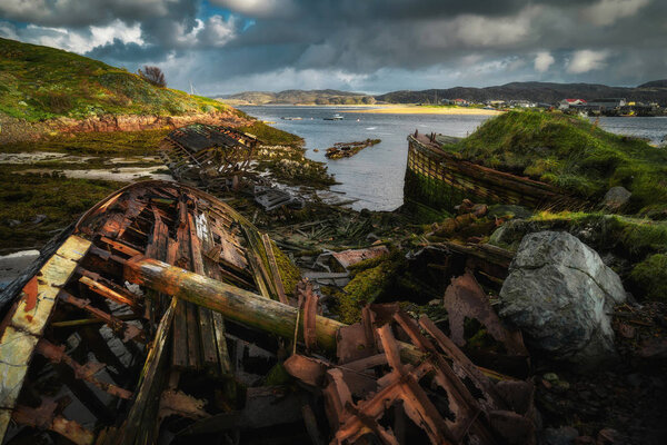 Заброшенное судно кладбище во время отлива возле села Териберка Мурманской области. Кольский полуостров, Северная Россия
