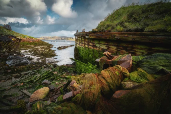 Cimitero delle navi abbandonate con bassa marea vicino al villaggio di Teriberka nella regione di Murmansk. Penisola di Kola, Russia settentrionale — Foto Stock