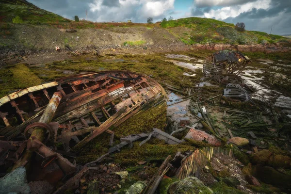 무르만스크 지역에 있는 테 리베르 카 마을 근처의 썰물 때버려진 배들의 묘지였다. 러시아 북부의 콜라 반 도 — 스톡 사진