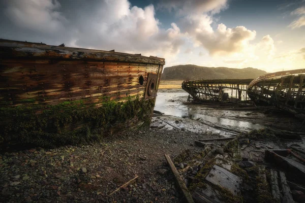 Εγκαταλελειμμένο νεκροταφείο πλοίων σε χαμηλή παλίρροια κοντά στο χωριό Teriberka στην περιοχή Murmansk. Χερσόνησος Kola, Βόρεια Ρωσία — Φωτογραφία Αρχείου