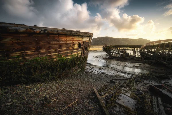 Verlaten scheepsbegraafplaats bij eb nabij het dorp Teriberka in de regio Moermansk. Schiereiland Kola, Noord-Rusland — Stockfoto