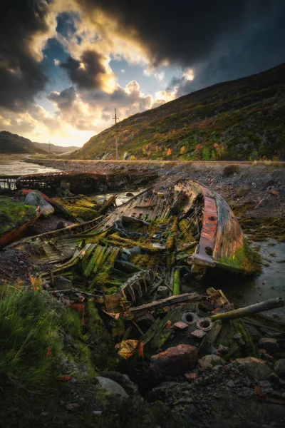 Cimetière naval abandonné à marée basse près du village de Teriberka dans la région de Mourmansk. Péninsule de Kola, Russie du Nord — Photo