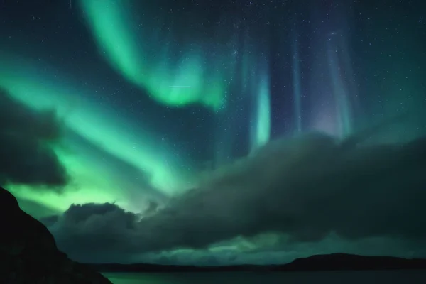 Northern Lights, Aurora Borealis na península de Kola no céu noturno iluminado verde. Murmansk, Rússia — Fotografia de Stock