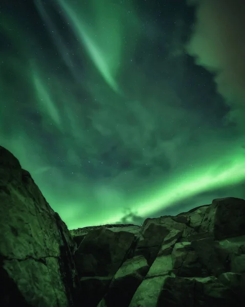 オーロラ、夜の空でコラ半島のオーロラは緑に照らされました。ロシアのムルマンスク地方 — ストック写真