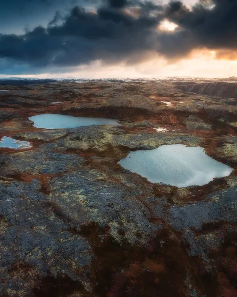 Tundra paisaje natural en la puesta del sol. Vista aérea desde el dron. Península de Kola en otoño. Región de Murmansk en el norte de Rusia — Foto de Stock