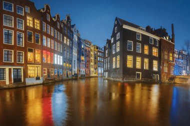 Amsterdam City Kanalı, Hollanda 'nın eski bir kasabası. Gece aydınlanan güzel ikonik manzara
