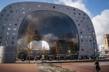 Rotterdam, Hollanda - 9 Mart 2020: Gündüz vakti Markthal 'ın dış görünümü (Pazar Salonu)