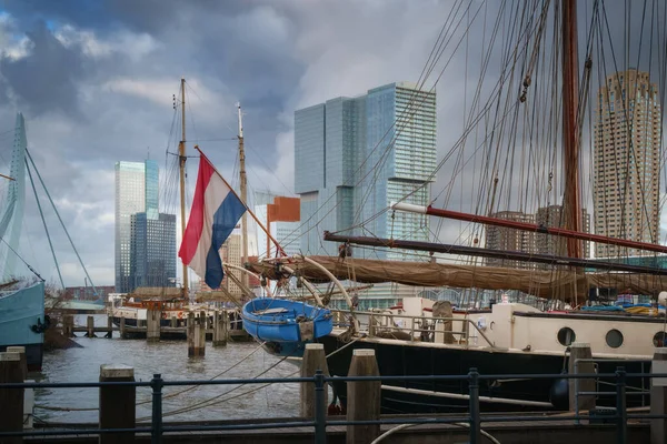 Stadskerk Rotterdam Nederland Nederland Zicht Binnenstad Zeilschip Met Vlag Van — Stockfoto