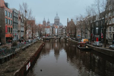 Amsterdam, Hollanda - 5 Mart 2020: Amsterdam şehir merkezindeki kanallar