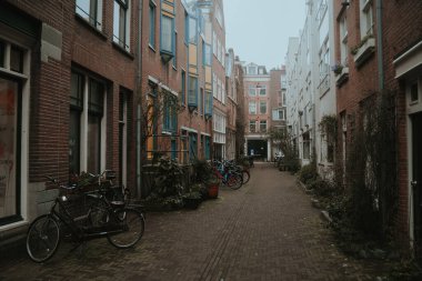 Amsterdam, Hollanda - 5 Mart 2020: Amsterdam şehir merkezinde boş dar bir cadde