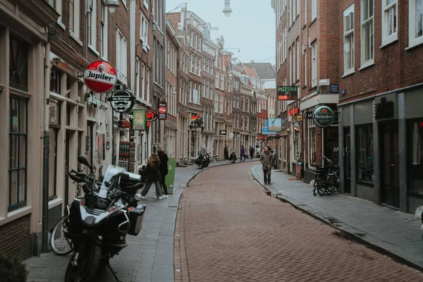 Amsterdam Niederlande März 2020 Menschen Gehen Der Altstadt Von Amsterdam — Stockfoto