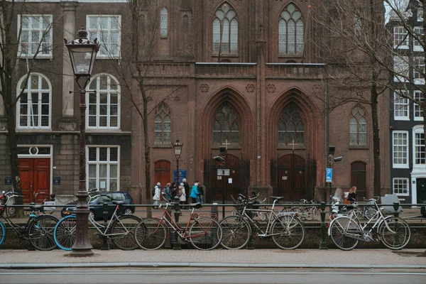 Amsterdam Niederlande März 2020 Menschen Gehen Der Altstadt Von Amsterdam — Stockfoto