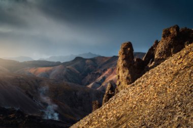 İzlanda 'daki Landmannalaugar renkli rhyolite dağları. Gün batımında güzel doğa manzarası