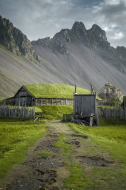 Vestrahorn Dağı yakınlarındaki Viking Köyü, Doğu İzlanda 'nın Stokksnes kıyısı.