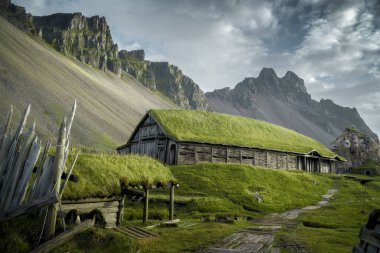 Vestrahorn Dağı yakınlarındaki Viking Köyü, Doğu İzlanda 'nın Stokksnes kıyısı.