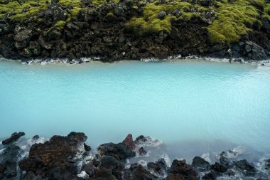 Güney Yarımadası 'ndaki Blue Lagoon yakınlarında turkuaz su sülfür kaynağı ve lav tarlası. İzlanda