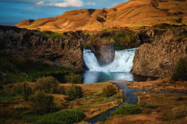 Wodospad Hjalparfoss Południowej Islandii Zachodzie Słońca Piękny Krajobraz Przyrody — Zdjęcie stockowe